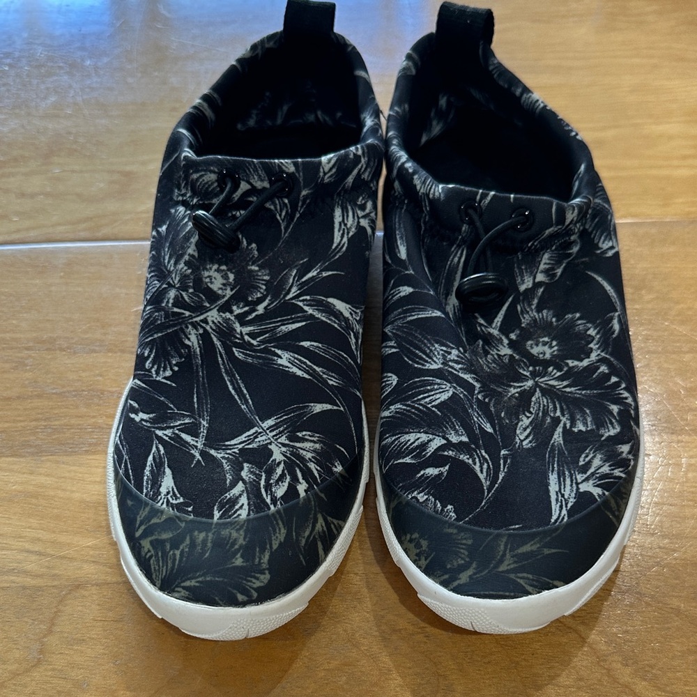 Tommy Bahama Black and White Tropical Print Water Shoes